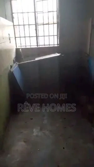 3bdrm Block of Flats in Soluyi for rent