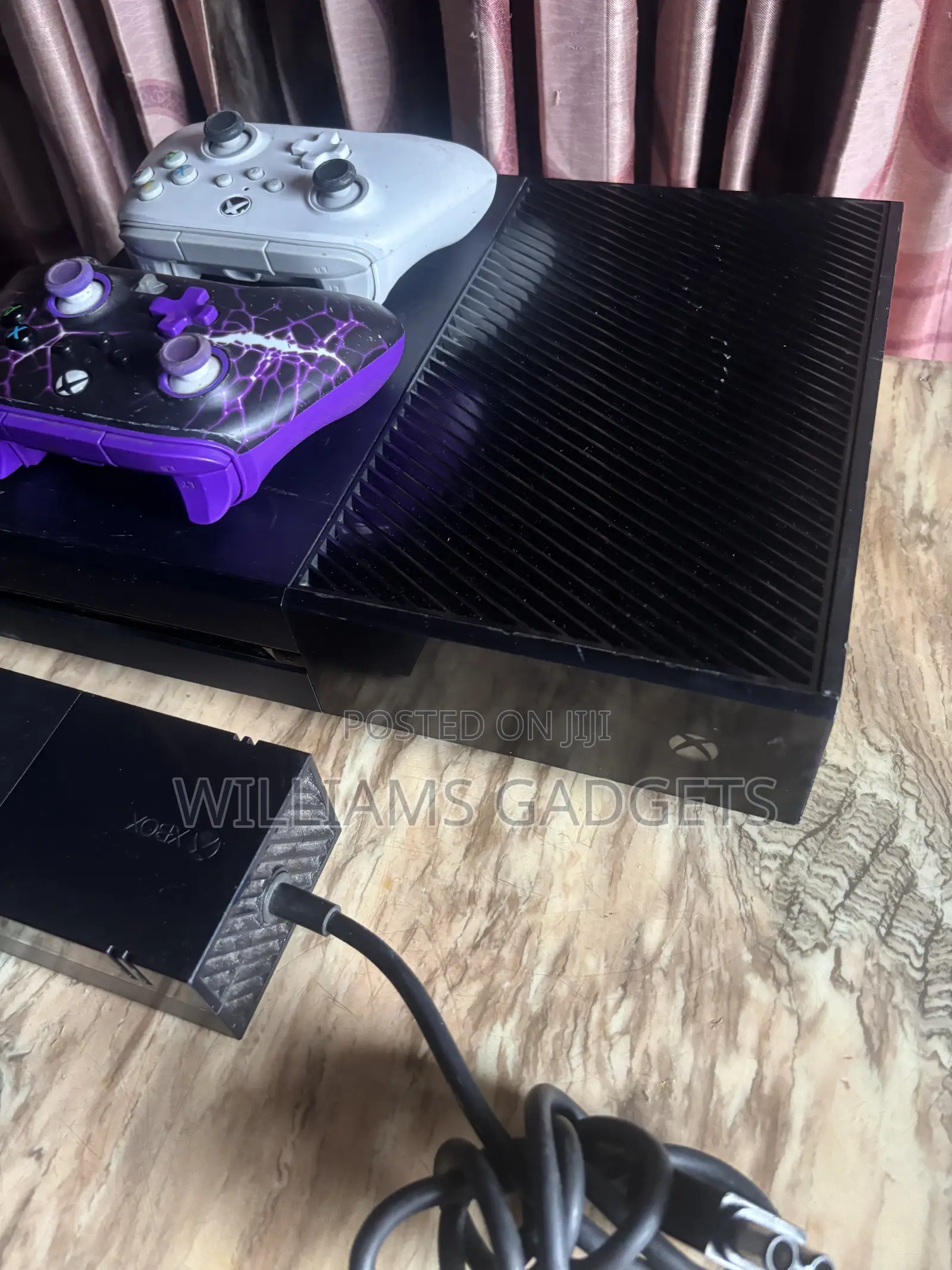 Xbox One, 2 Wired Controllers and 20 Games Installed