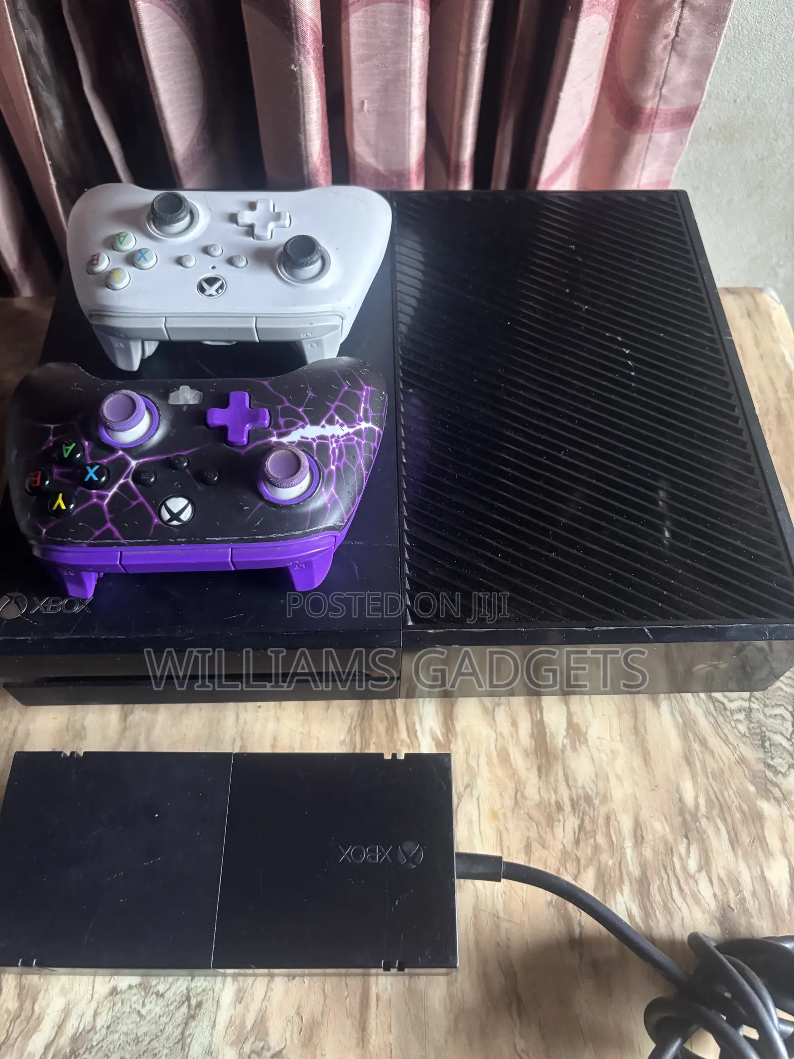 Xbox One, 2 Wired Controllers and 20 Games Installed