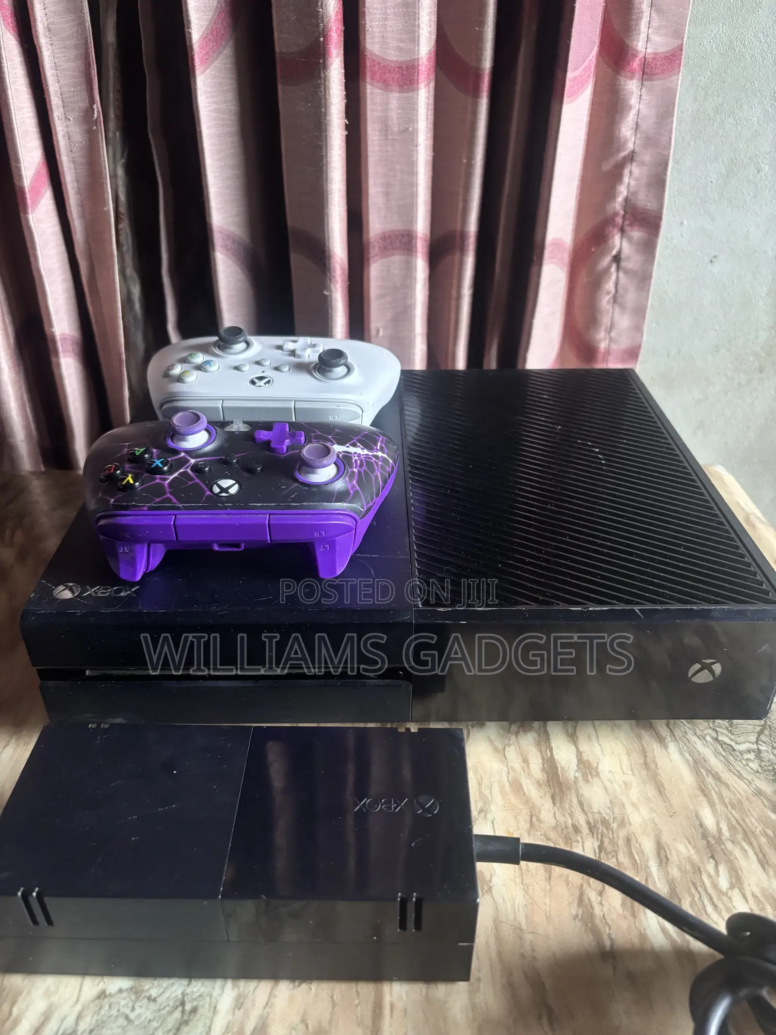 Xbox One, 2 Wired Controllers and 20 Games Installed