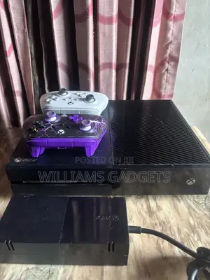 Xbox One, 2 Wired Controllers and 20 Games Installed