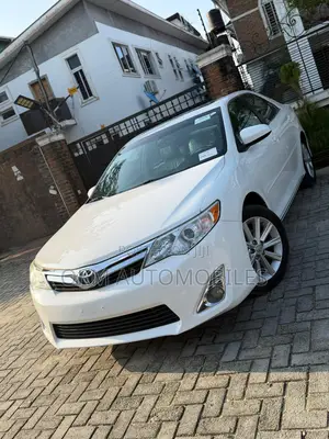 Toyota Camry XLE 4dr Sedan (2.5L 4cyl 6A) 2013 White