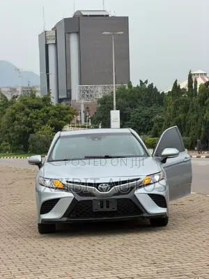 Toyota Camry SE FWD 2020 Silver