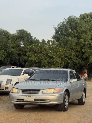 Toyota Camry 2000 Gold