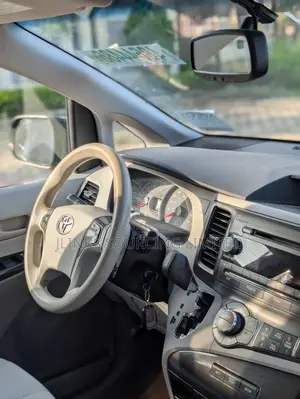 Toyota Sienna LE 7-Passenger Mobility 4dr Minivan (3.5L 6cyl 6A) 2014