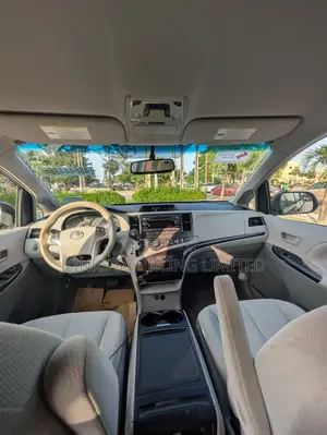 Toyota Sienna LE 7-Passenger Mobility 4dr Minivan (3.5L 6cyl 6A) 2014 Gray