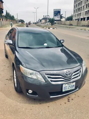 Toyota Camry XLE 4dr Sedan (2.5L 4cyl 6AM) 2010 Gray