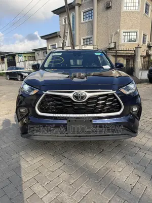 Toyota Highlander XLE 2021 Blue