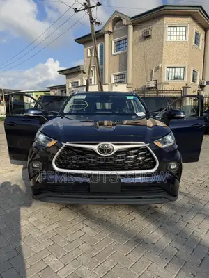 Toyota Highlander XLE 2021 Blue