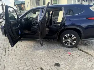 Toyota Highlander XLE 2021 Blue
