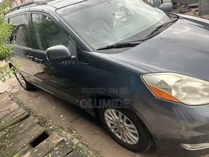 Toyota Sienna XLE AWD 2009
