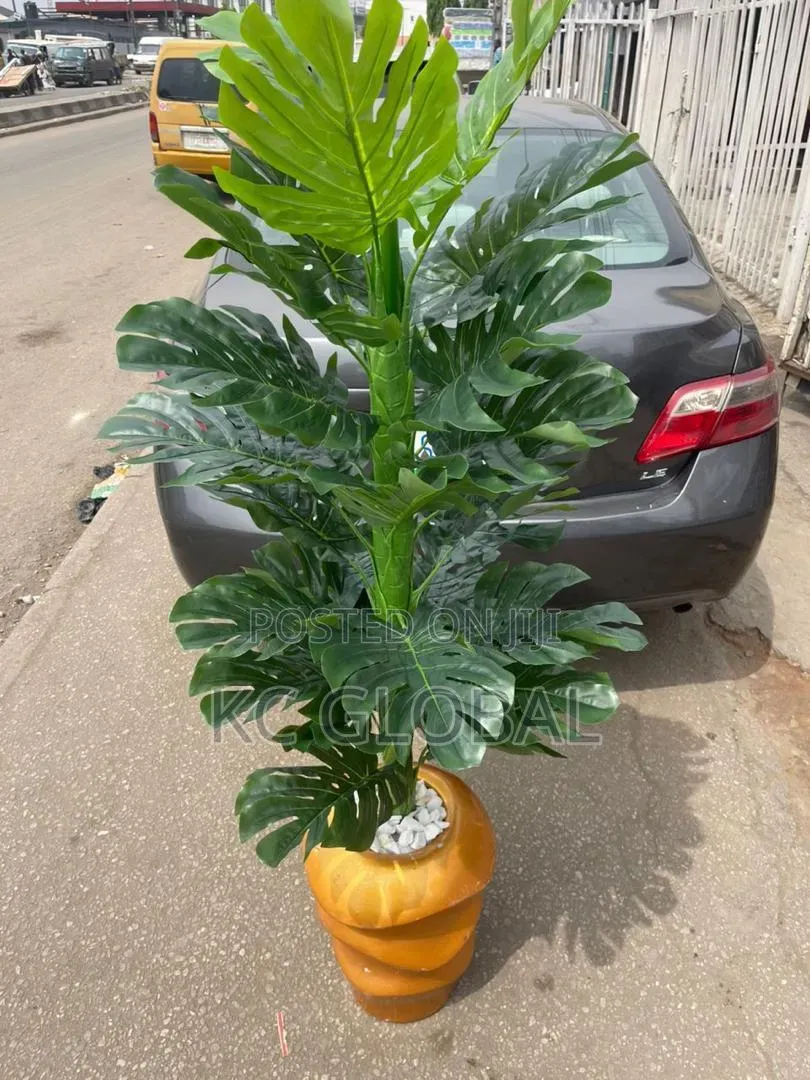 Spanish Product Synthetic Flower and Vase Available