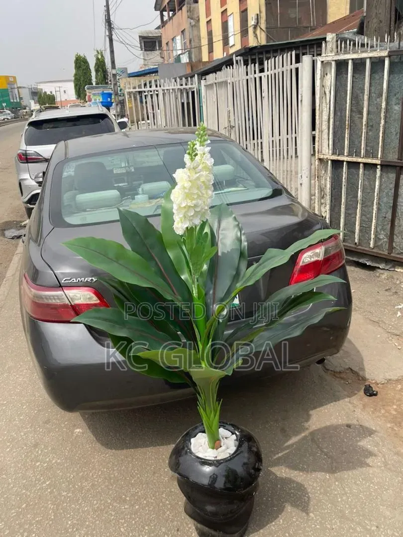 Spanish Product Synthetic Flower and Vase Available