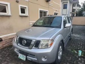 Nissan Pathfinder SE RWD 2010 Silver