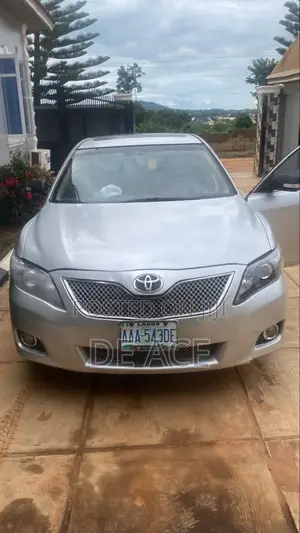 Toyota Camry XLE 4dr Sedan (2.5L 4cyl 6AM) 2010 Gray