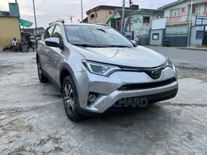 Toyota RAV4 LE FWD (2.5L 4cyl 6A) 2017 Gray