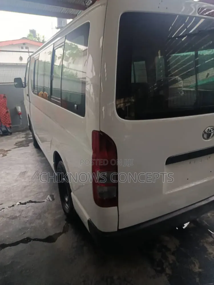 Toyota HiAce 2012 White