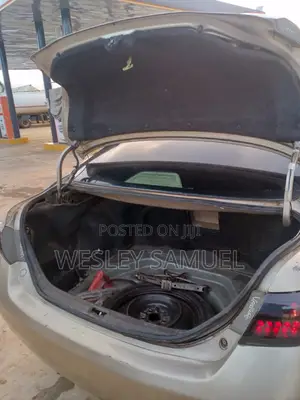 Toyota Camry Base 4dr Sedan (2.5L 4cyl 6M) 2010 Gold