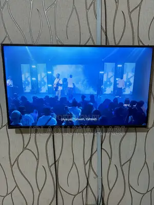 40” Hisense Smart TV + Free Digital Satellite Decoder