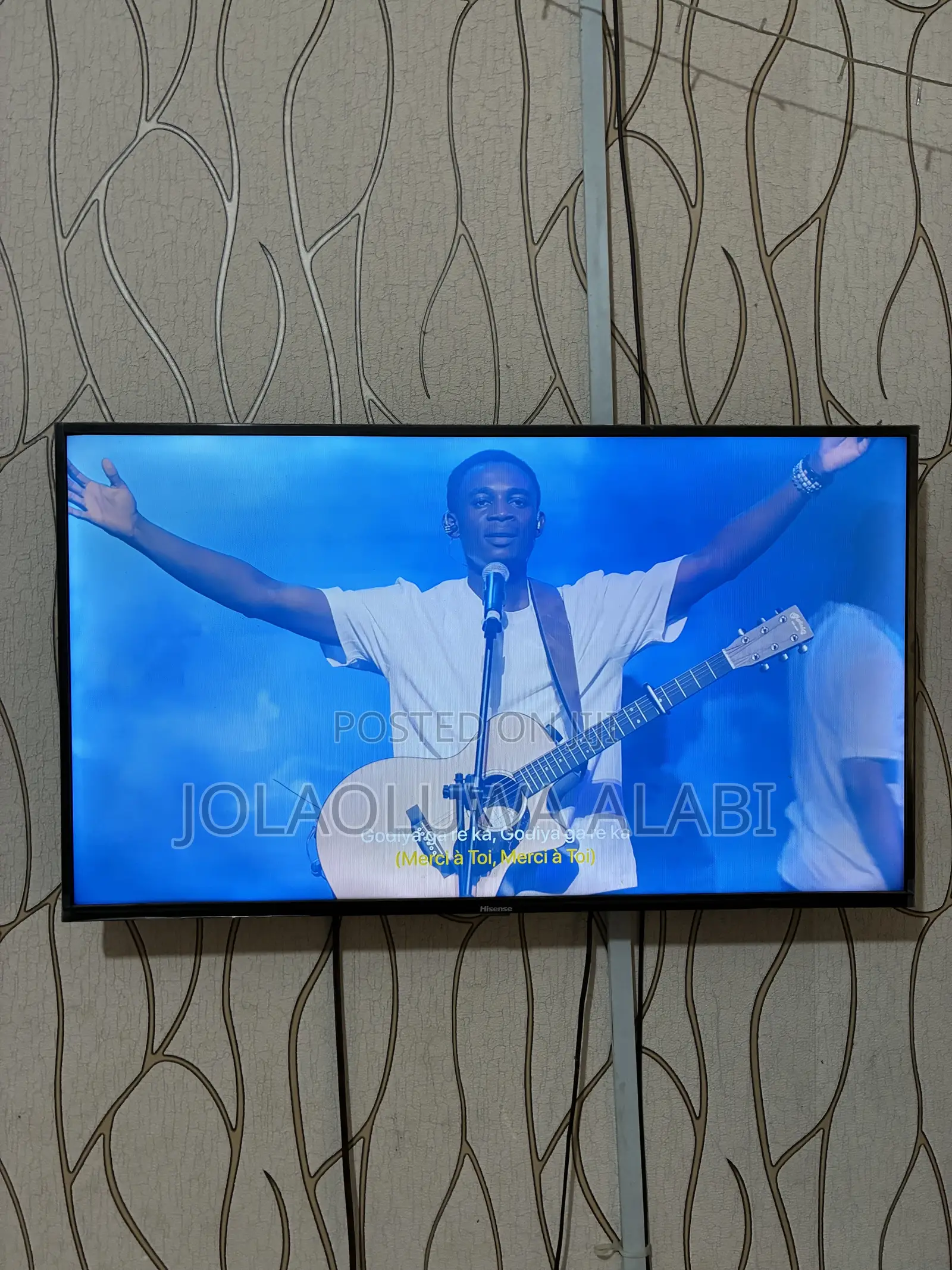 40” Hisense Smart TV + Free Digital Satellite Decoder