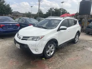 Toyota RAV4 XLE 4dr SUV (2.5L 4cyl 6A) 2015 White