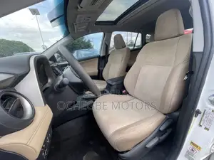 Toyota RAV4 XLE 4dr SUV (2.5L 4cyl 6A) 2015 White