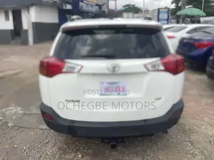 Toyota RAV4 XLE 4dr SUV (2.5L 4cyl 6A) 2015 White