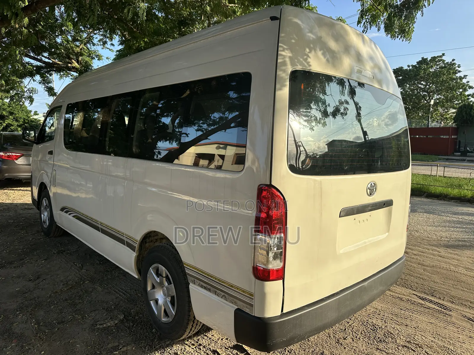 Toyota HiAce 2014 White