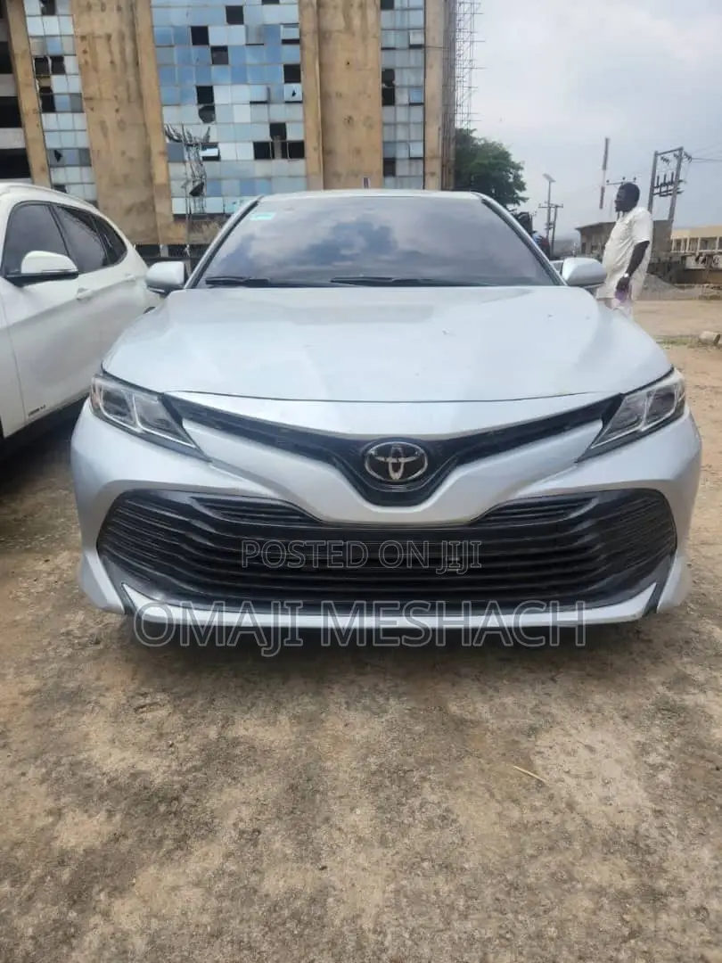 Toyota Camry 2018 Silver