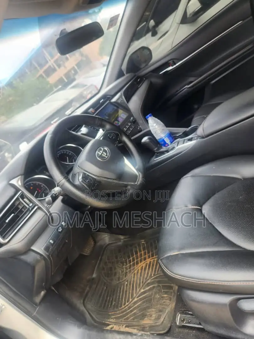 Toyota Camry 2018 Silver