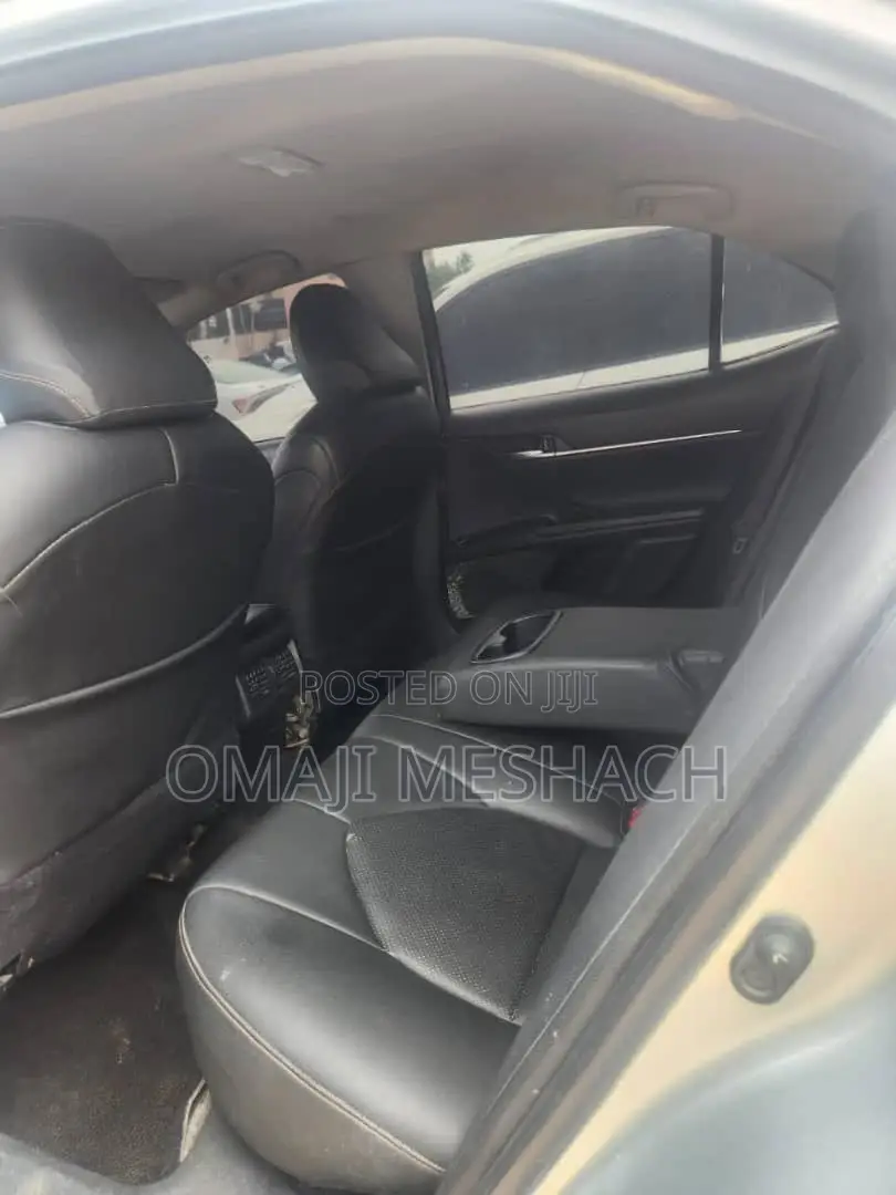 Toyota Camry 2018 Silver