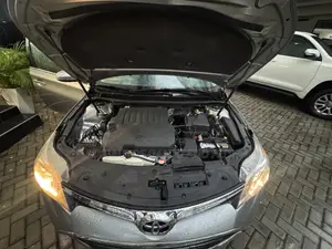 Toyota Avalon XLE Premium FWD Sedan (3.6L 6cyl 6A) 2016 Silver