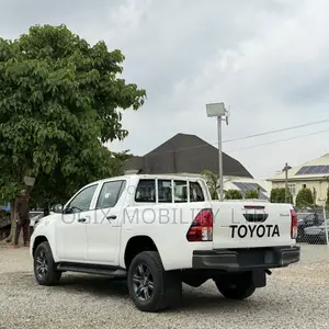 New Toyota Hilux 2025 White