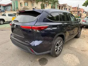 Toyota Highlander XLE 2021 Blue