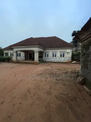 5bdrm Bungalow in Oshimili North for sale