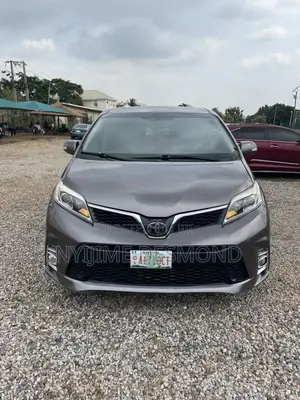 Toyota Sienna XLE 8 Passenger (3.5L 6cyl 8A) 2017 Gray