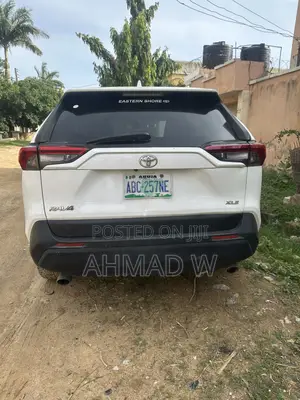 Toyota RAV4 XLE FWD 2020 White