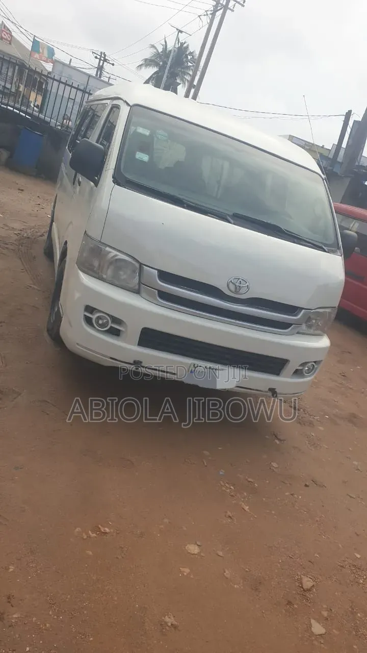 Toyota HiAce 2005 White