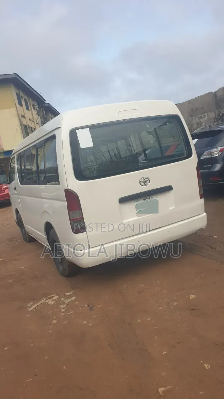 Toyota HiAce 2005 White
