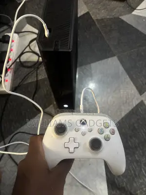 Xbox One, 1 Wired Pad and 8 Games Installed