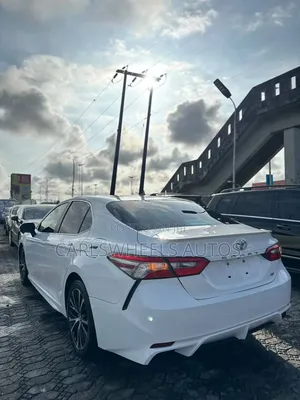 Toyota Camry SE FWD (2.5L 4cyl 8AM) 2018 Ivory