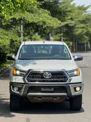 New Toyota Hilux 2025 White
