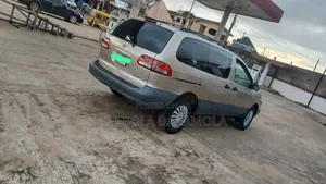 Toyota Sienna 2002 Gold