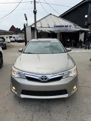 Toyota Camry XLE 4dr Sedan (2.5L 4cyl 6A) 2013 Gold