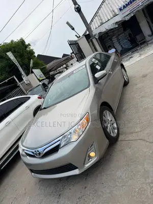 Toyota Camry XLE 4dr Sedan (2.5L 4cyl 6A) 2013 Gold