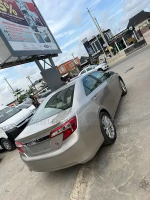 Toyota Camry XLE 4dr Sedan (2.5L 4cyl 6A) 2013 Gold