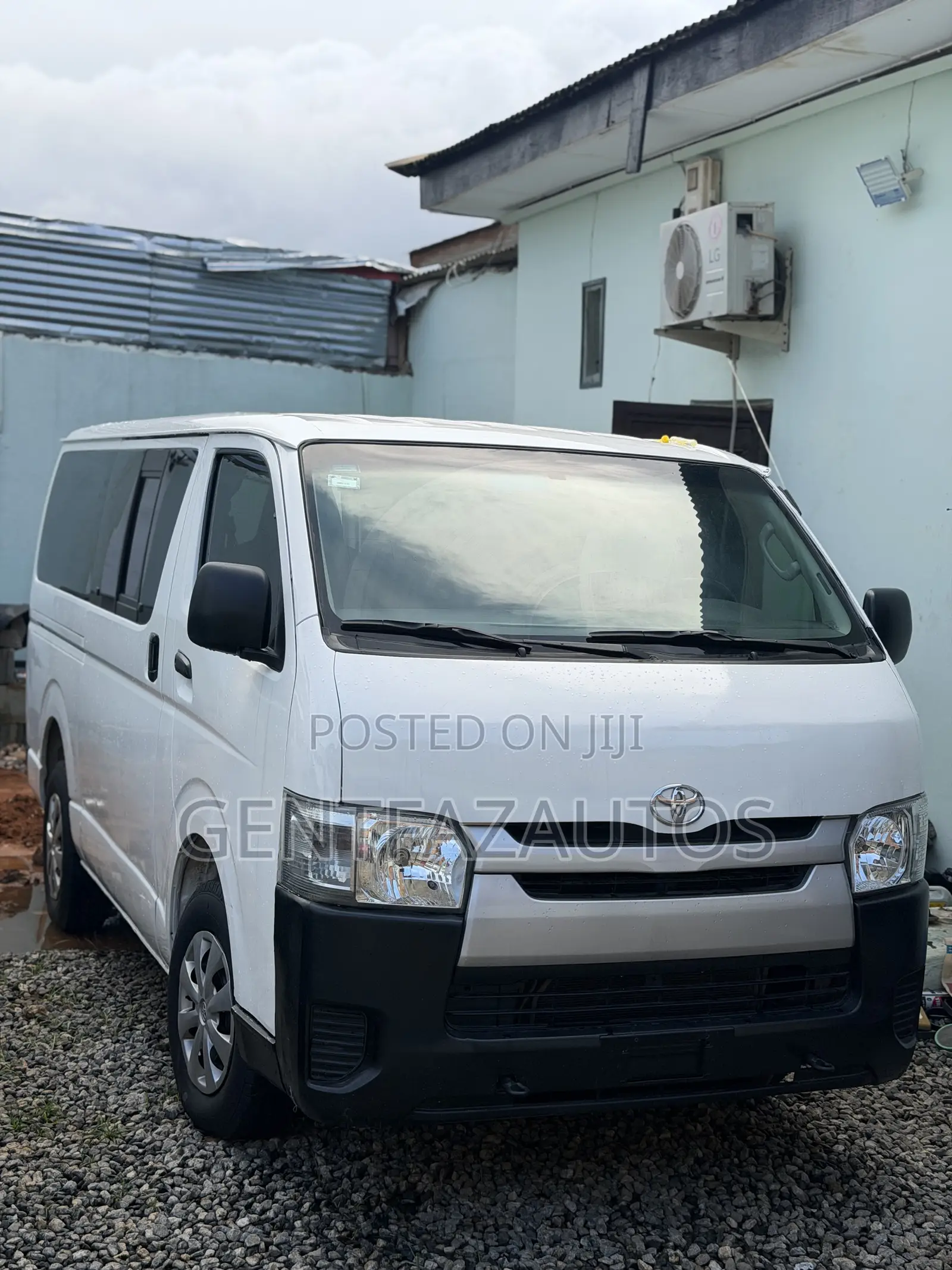 Toyota HiAce 2013 White