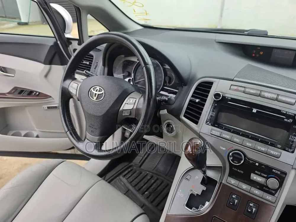 Toyota Venza 2010 Silver