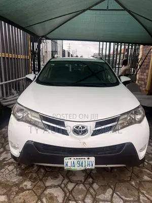 Toyota RAV4 XLE 4dr SUV (2.5L 4cyl 6A) 2014 White
