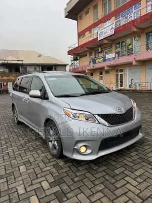Toyota Sienna XSE 7-Passenger AWD 2025 Silver